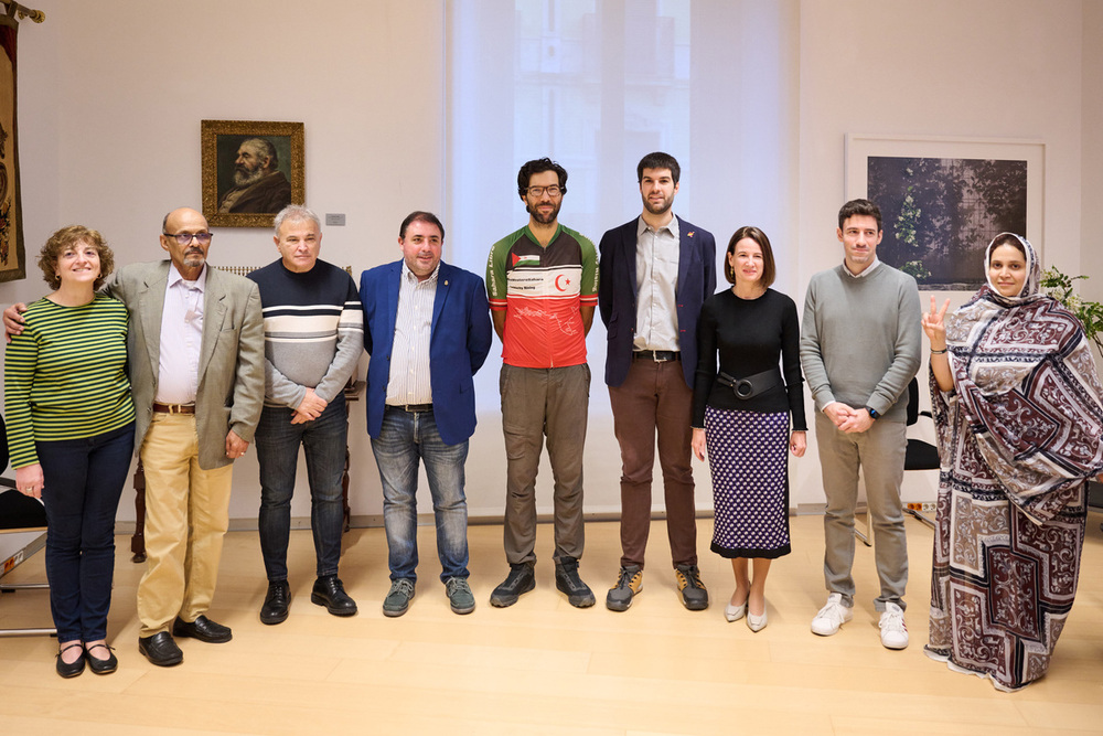 El activista Benjamín Ladraa visita el Parlamento de Navarra