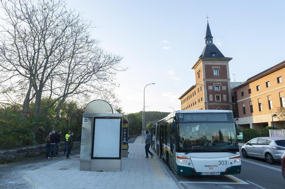 Imagen de una parada de transporte comarcal