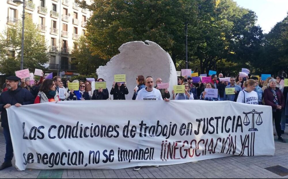 Concentración de funcionarios de justicia en huelga ante el Parlamento de Navarra 