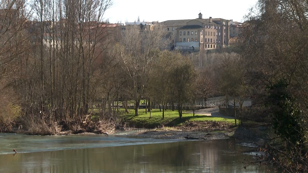 Río Arga a su paso por el barrio de la Rochapea