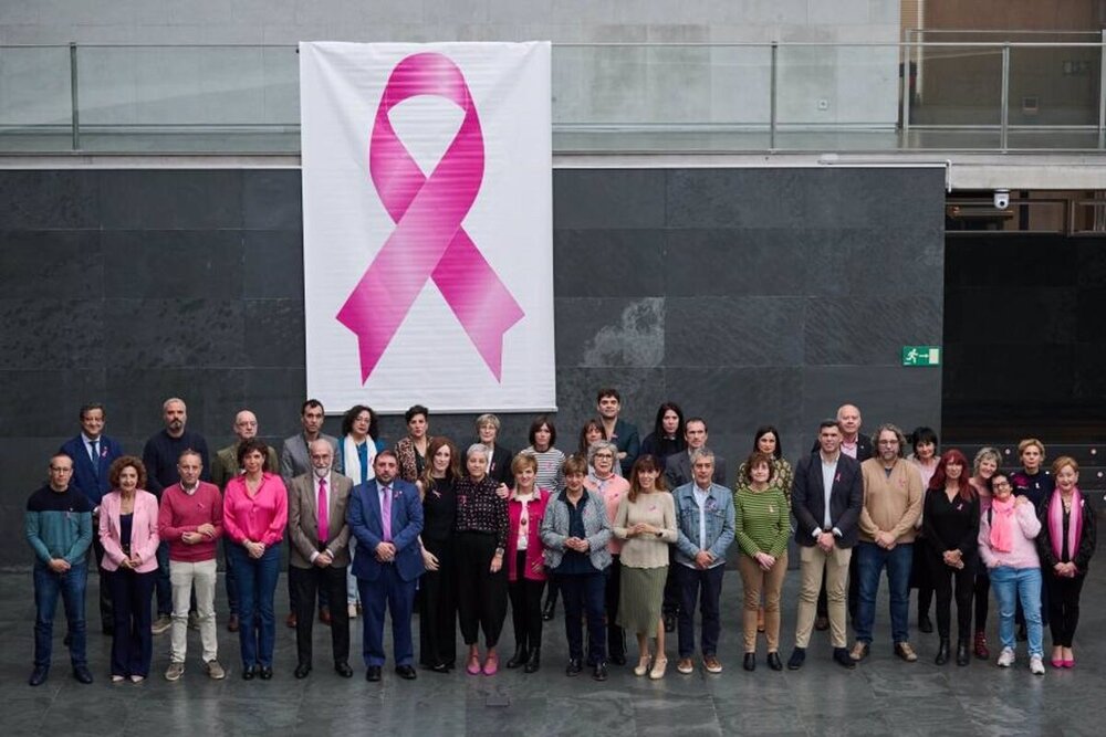 Imagen del acto institucional de adhesión al Día Internacional del Cáncer de Mama celebrado en el Parlamento de Navarra junto a Saray