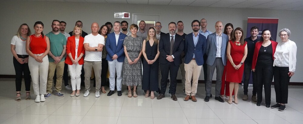 Foto de grupo con representantes de Gobierno de Navarra, Gobierno de Nuevo León, UPNA, CENER , Empresas navarras, ICEX, clústeres de Nuevo León y empresas navarras.