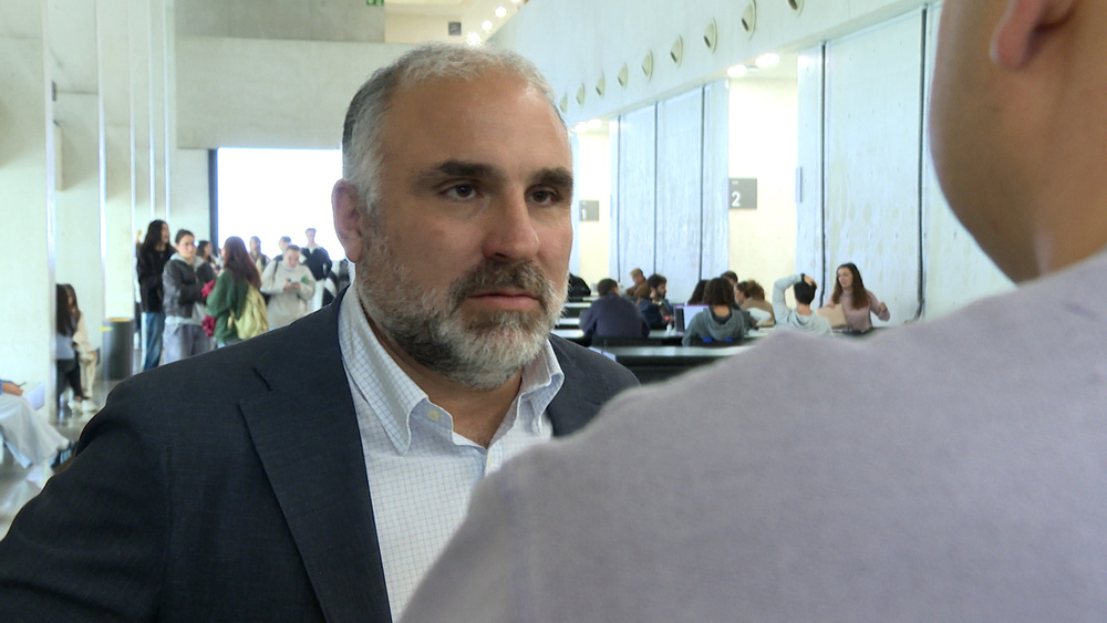 Alejandro Benito  con un equipo de Navarra Televisión