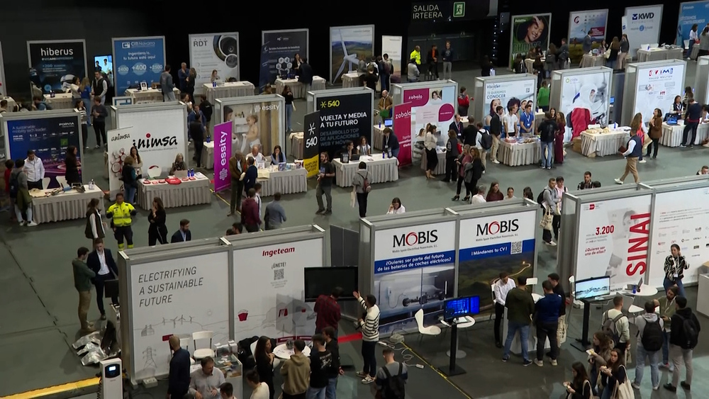 Imagen de los stands del Encuentro de Empleo en el Navarra Arena