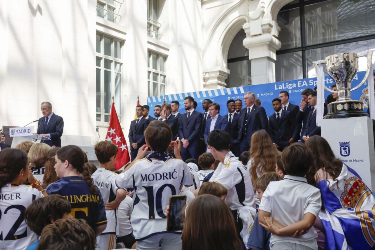 El Real Madrid recibe el trofeo de su trigésimo sexta Liga e inicia las celebraciones  / ZIPI ARAGÓN