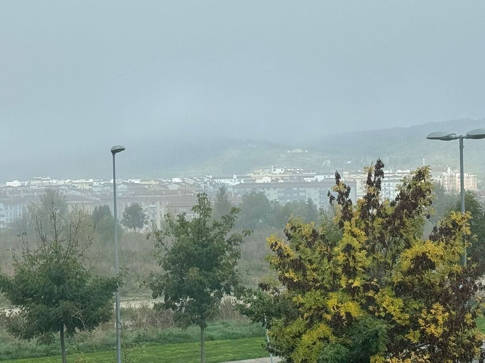 Pamplona despierta bajo la niebla