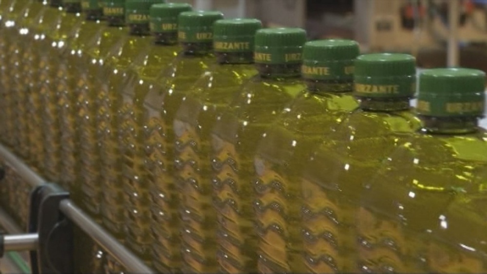 Imagen de archivo de botellas de aceite de oliva