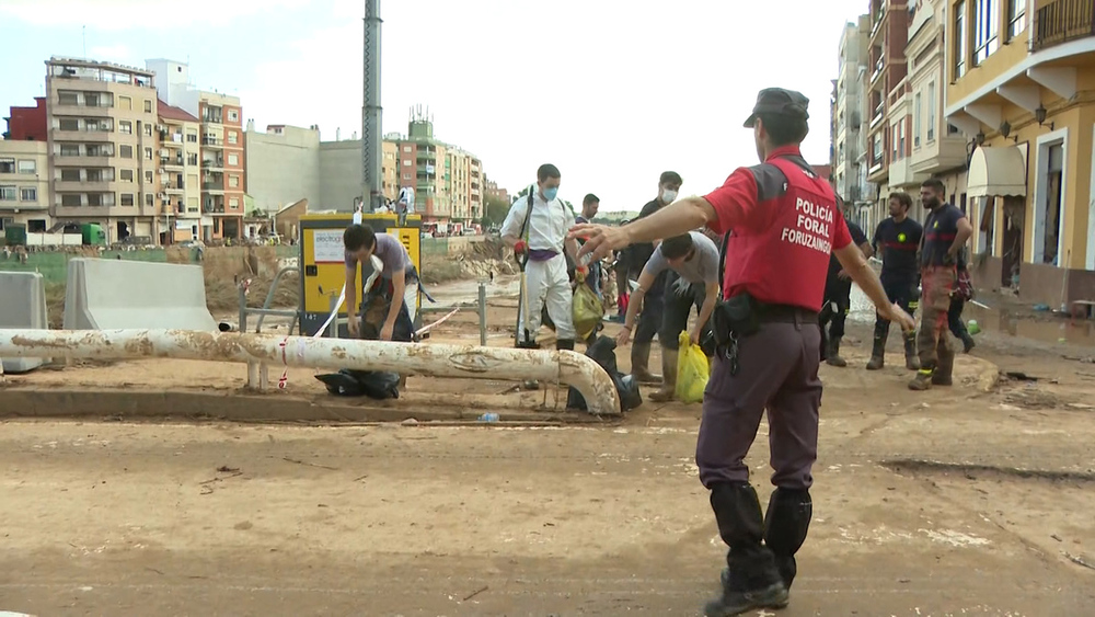 Un agente de Policía Foral en Paiporta