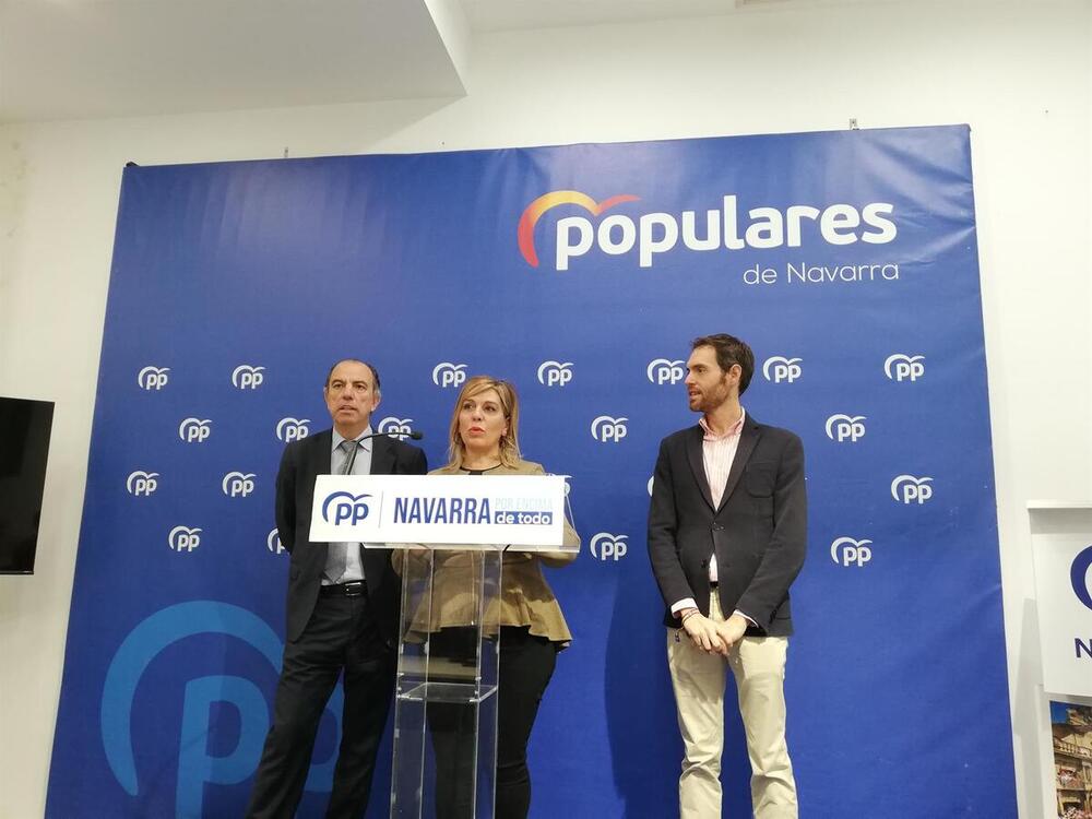 Amelia Salanueva, secretaria general del PP de Navarra, acompañada por los diputados Carlos García Adanero y Sergio Sayas.