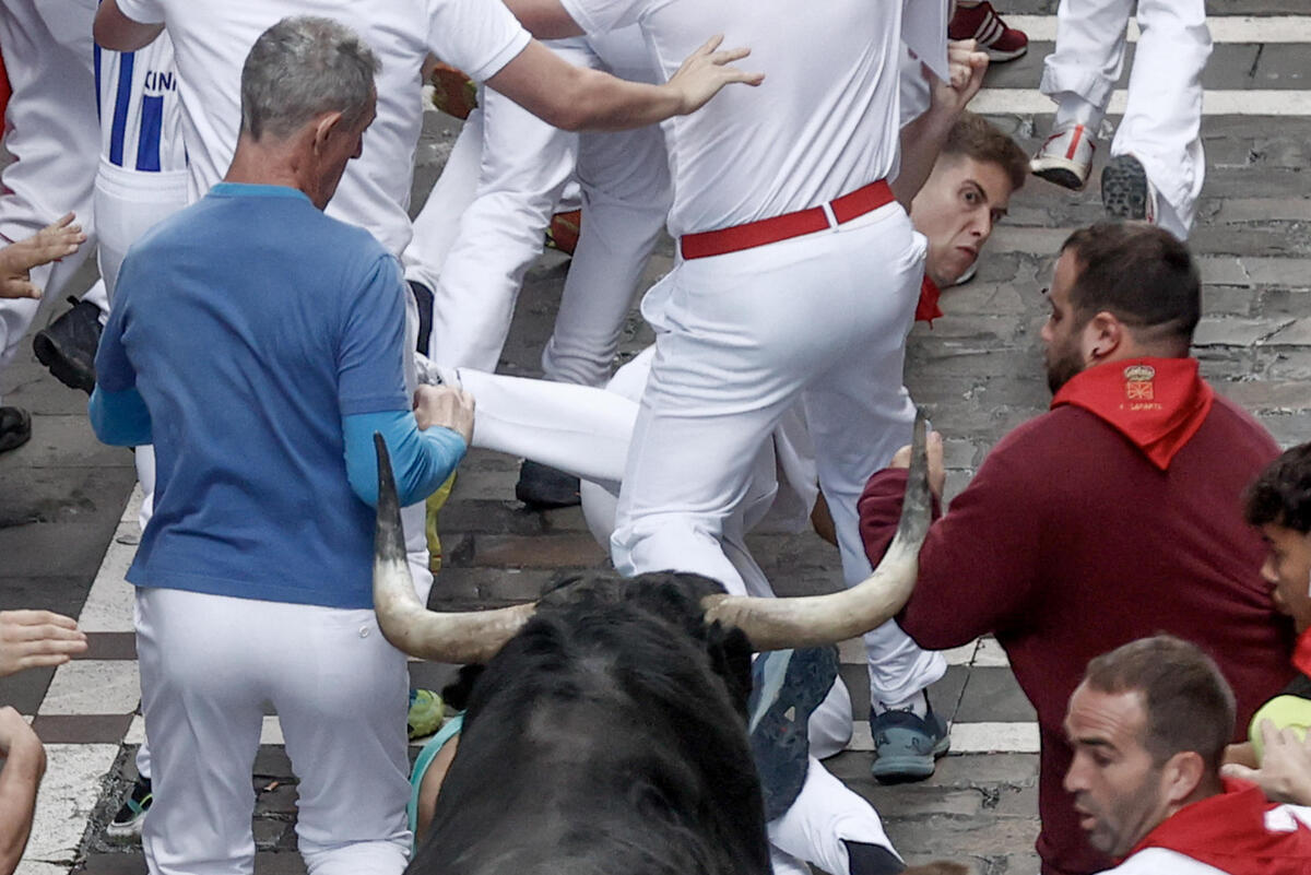 Los toros de Domingo Hernández en el quinto encierro de los Sanfermines  / EFE