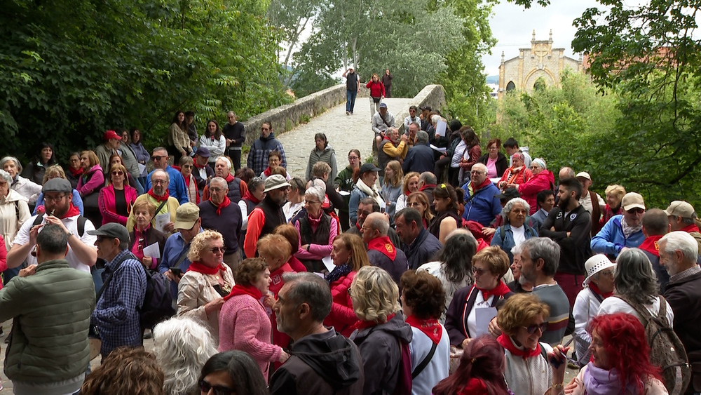 Caminantes se concentran en el Puente de la Magdalena para emprender la marcha