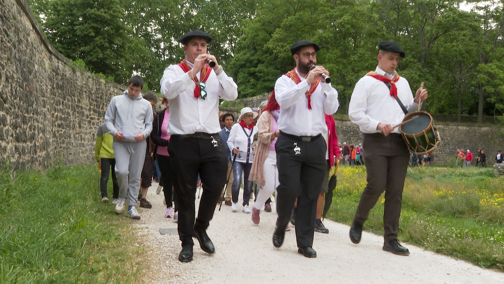 Gaiteros del Ayuntamiento de Pamplona ponen ritmo a la marcha