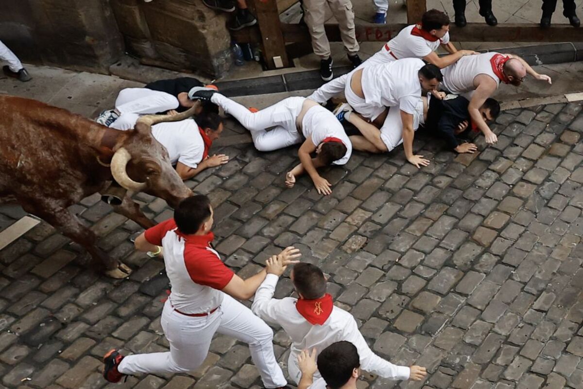 Los toros de Domingo Hernández en el quinto encierro de los Sanfermines  / VILLAR LÓPEZ