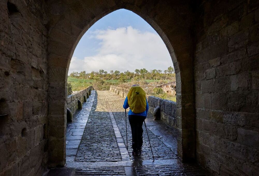 Imagen de archivo de una peregrina haciendo el Camino de Santiago