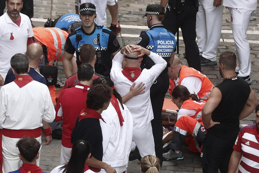  Los servicios de emergencia asisten a los heridos este jueves tras el quinto encierro de los Sanfermines 2024 en Pamplona