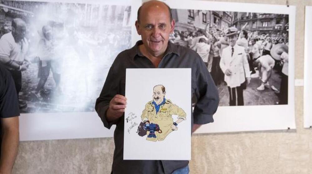 Carlos Calleja, mostrando un retrato de su hermano Pachi en la inauguración de la exposición fotográfica 'San Fermín 2020 en pausa/Etenaldian', en 2020