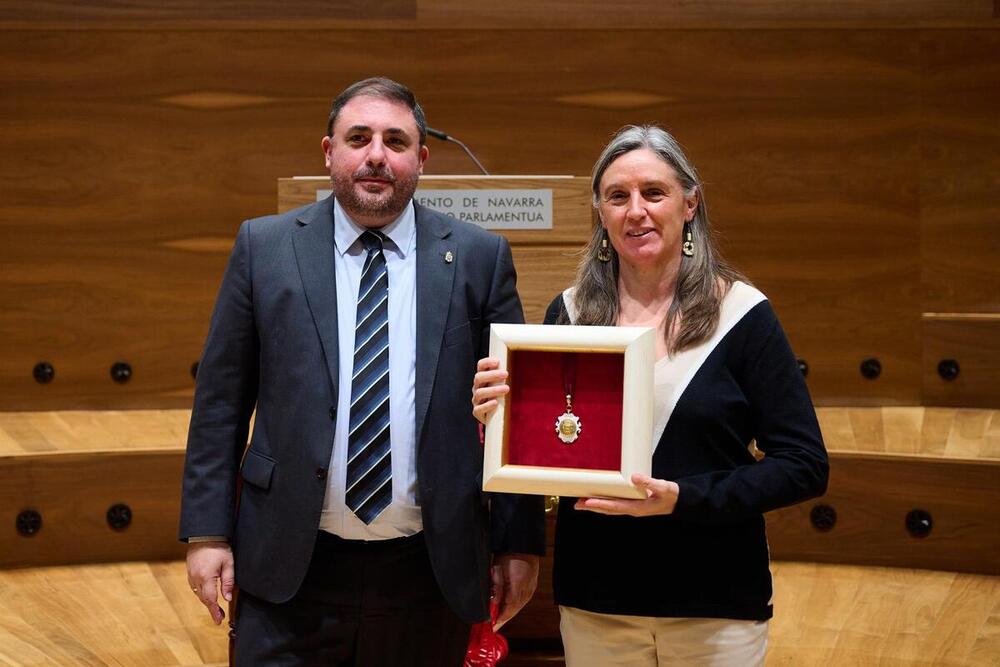 El presidente del Parlamento de Navarra, Unai Hualde, entrega la Medalla del Legislativo al Consejo Navarro del Voluntariado