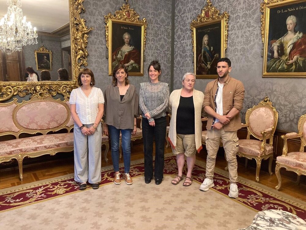 La vicepresidenta tercera del Gobierno de Navarra y consejera de Vivienda, Juventud y Políticas Migratorias, Begoña Alfaro, en la firma de un convenio para la creación de un nuevo centro de día para jóvenes migrantes.