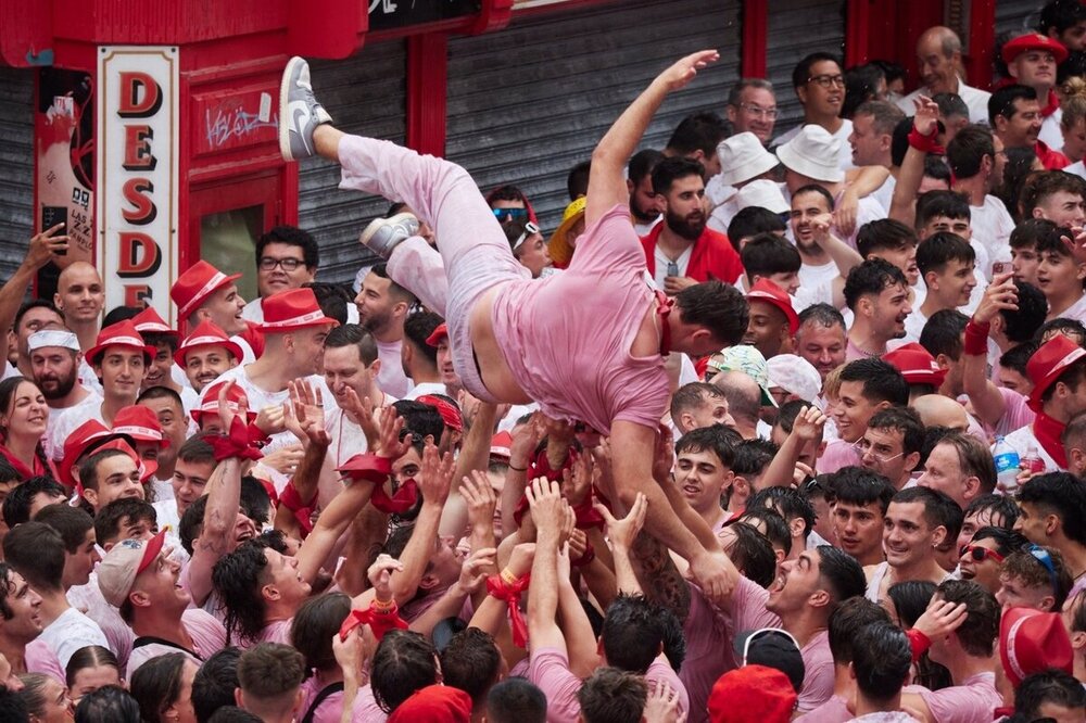 Los dantzaris de Duguna ponen a bailar a los Sanfermines