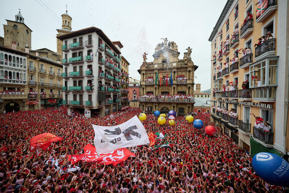 Los dantzaris de Duguna ponen a bailar a los Sanfermines