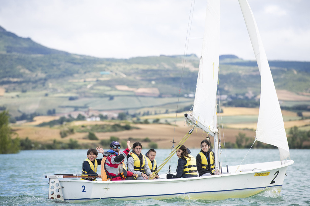 El pantano de Alloz reúne a escolares para practicar vela