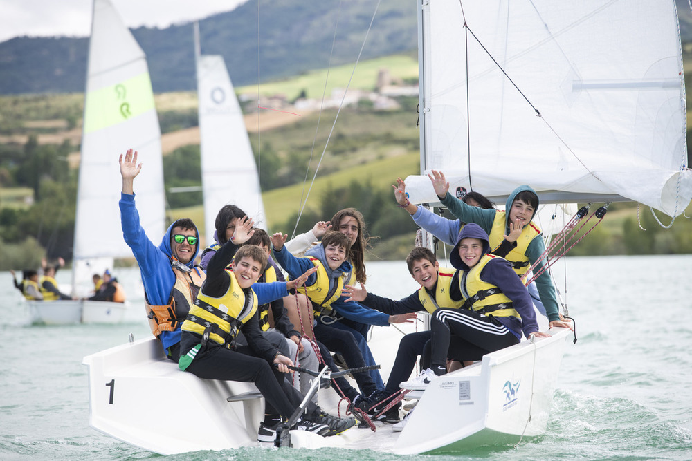 El pantano de Alloz reúne a escolares para practicar vela