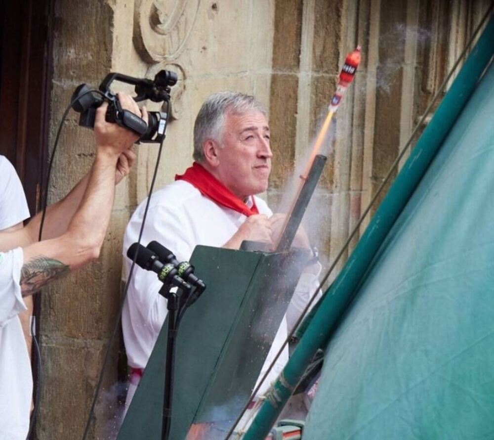 El alcalde de Pamplona, Joseba Asiron, en el momento del lanzamiento del chupinazo de Sanfermines de 2024