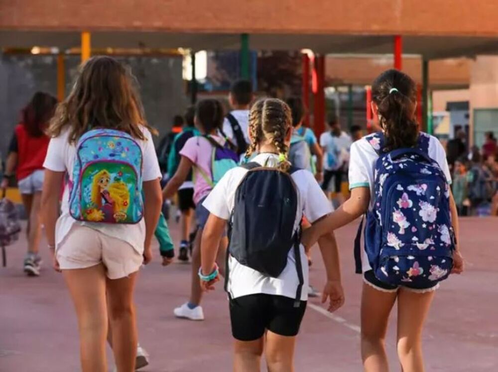 Tres niñas a su llegada al colegio CEIP Hernán Cortés - Marta Fernández Jara - Europa Press 