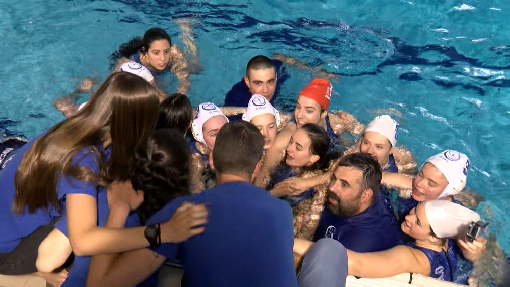 Waterpolo Iruña 9802 celebra el triunfo en la piscina de la UPNA