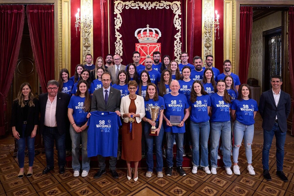 La Presidenta Chivite felicita al Waterpolo Iruña 9802 por su reciente ascenso a División de Honor