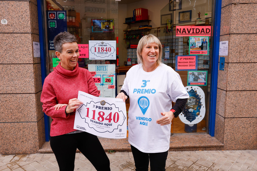 Empleadas de la administración La Esquina de la Suerte de Pamplona celebran la venta de décimos del tercer premio