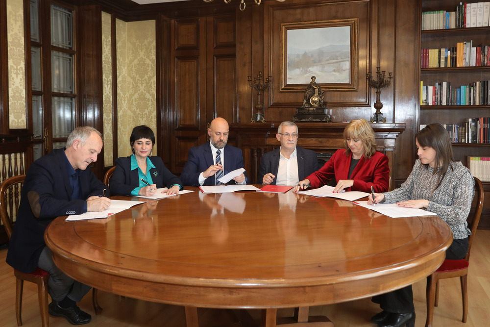 Los representantes de EH Bildu Adolfo Araiz y Laura Aznal, el consejero de Economía y Hacienda, José Luis Arasti, el vicepresidente primero Félix Taberna, y las vicepresidentas segunda y tercera Ana Ollo y Begoña Alfaro