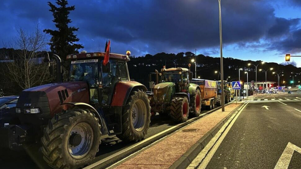 Los tractores causan retenciones en las carreteras navarras