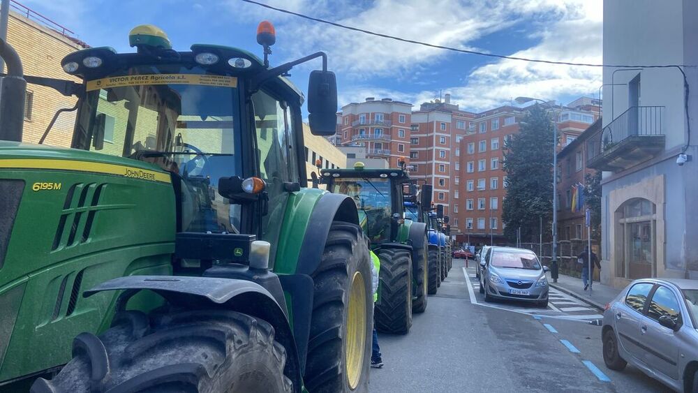 Fila de tractores en el centro de Pamplona frente a Desarrollo Rural 