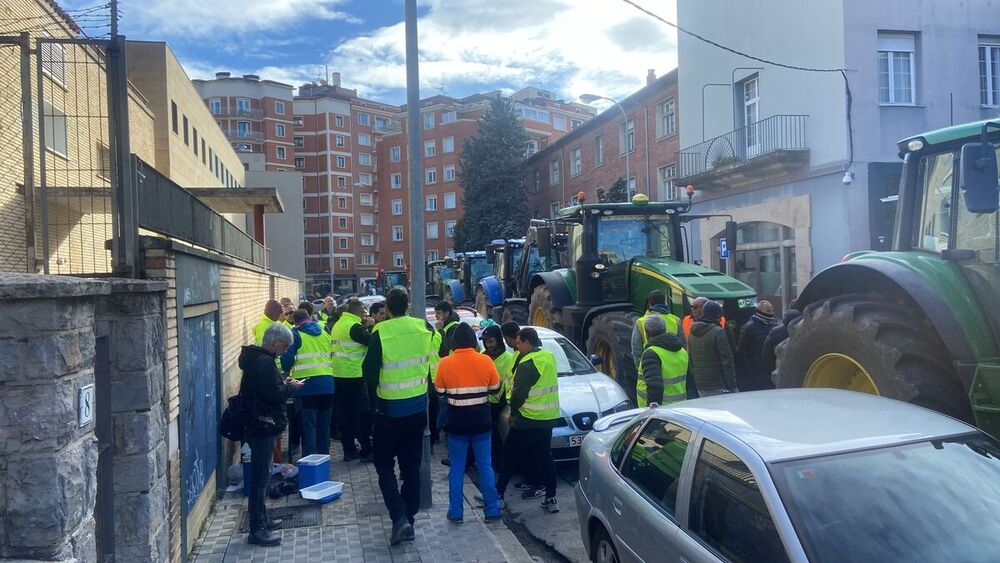 Fila de tractores en el centro de Pamplona frente a Desarrollo Rural 