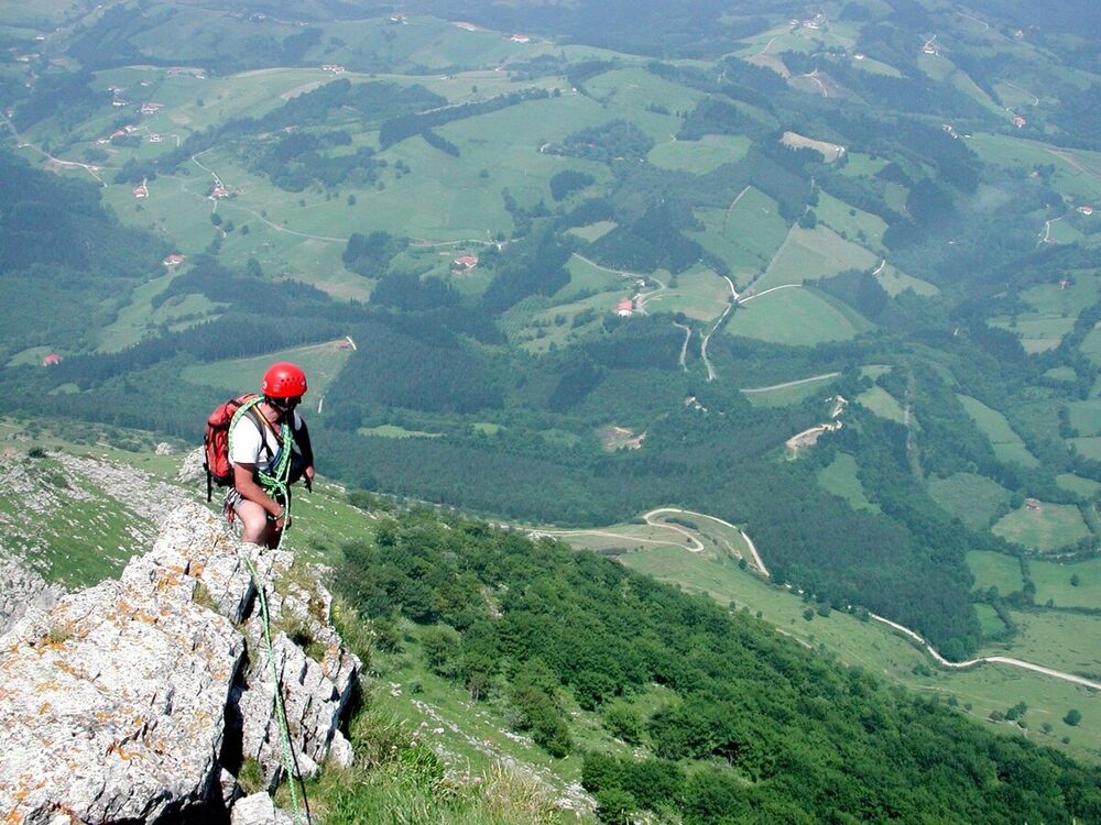 Archivo: un escalador en la sierra de Aralar