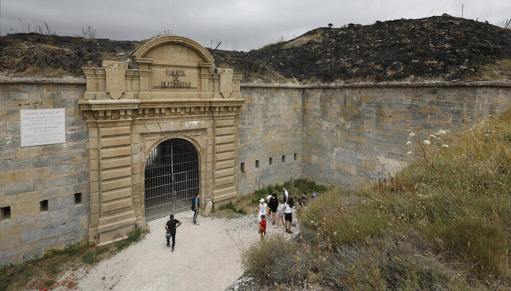 Un incendio de vegetación afecta al Fuerte de San Cristóbal