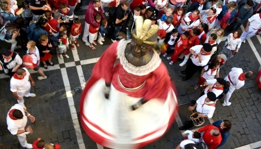 Los Gigantes ya recorren Pamplona por San Fermín