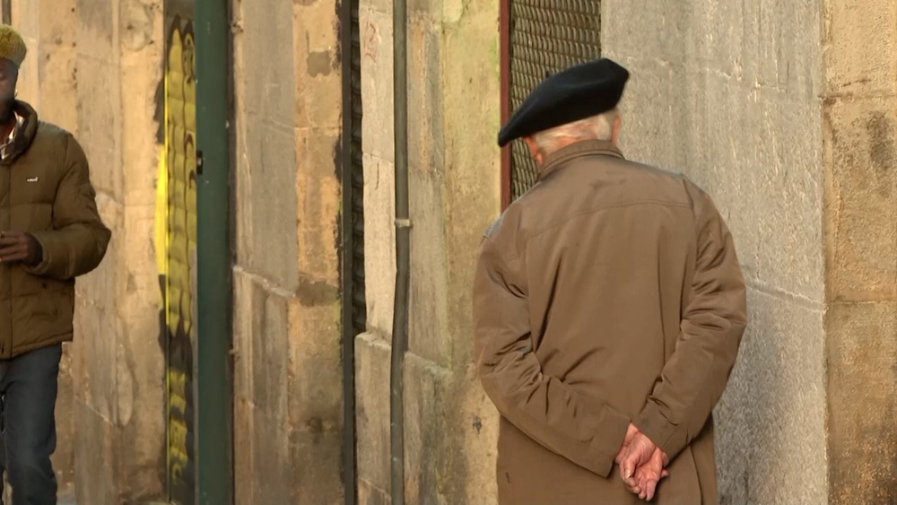 Una persona mayor por Pamplona