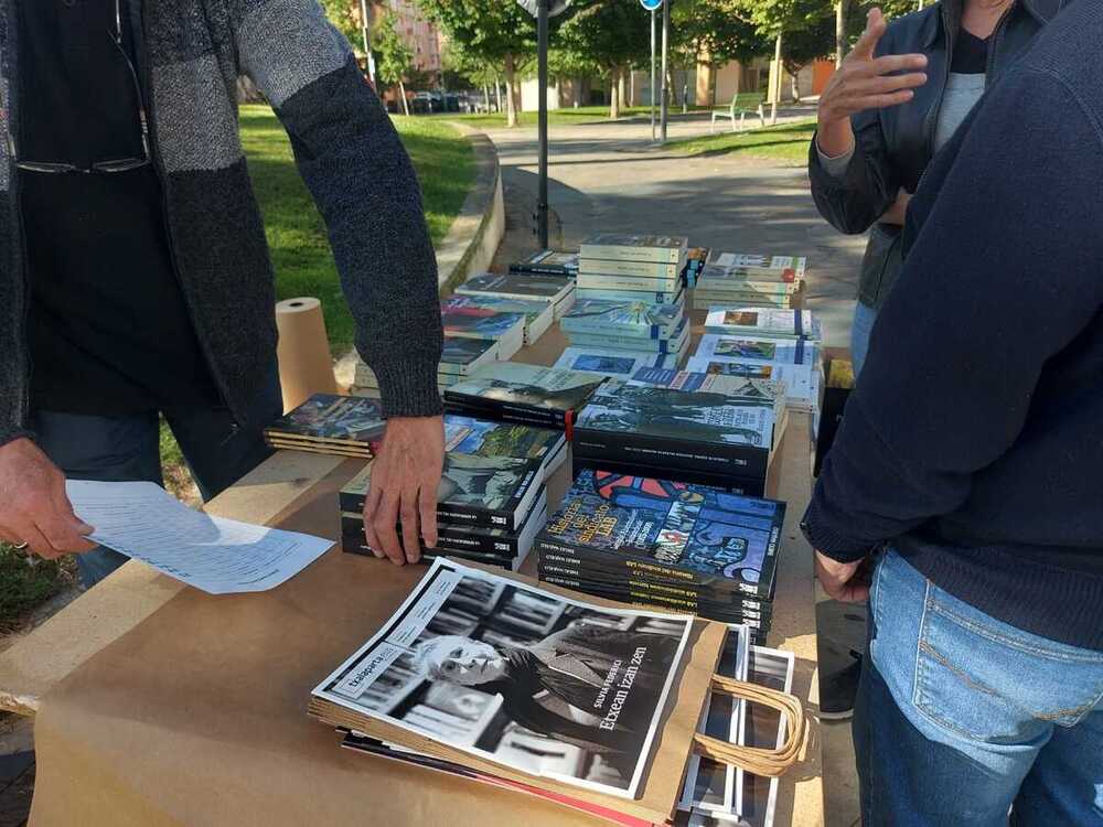 La Rochapea estrena su primera Feria del Libro