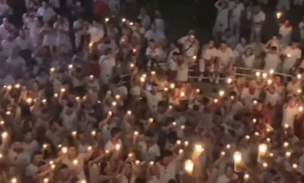 San Adrián ilumina sus velas en el 'Pobre de Mí'