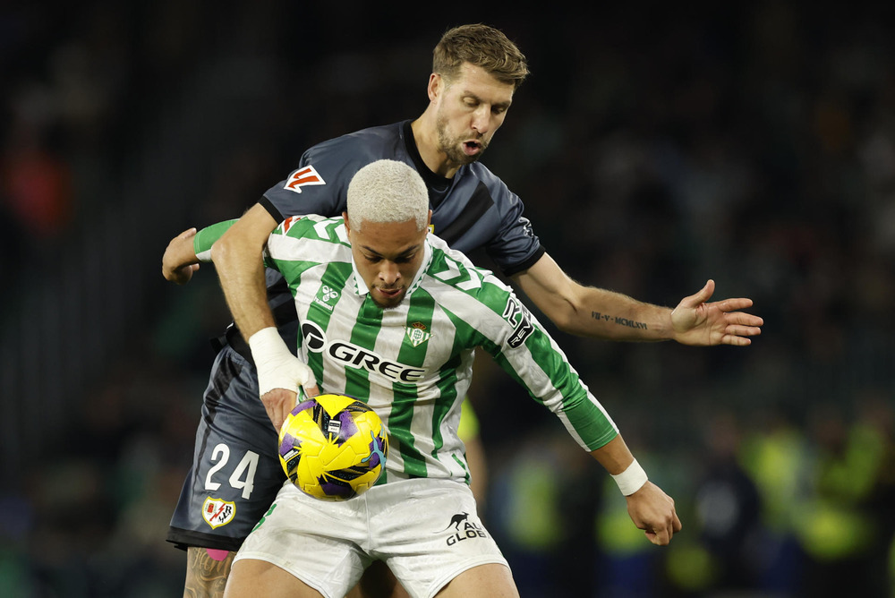 Betis y Rayo empatan en un partido eléctrico 