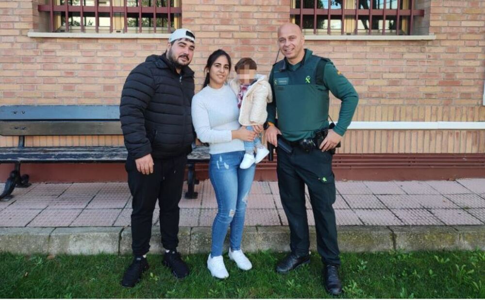 Imagen de los agentes con los padres y el niño salvado