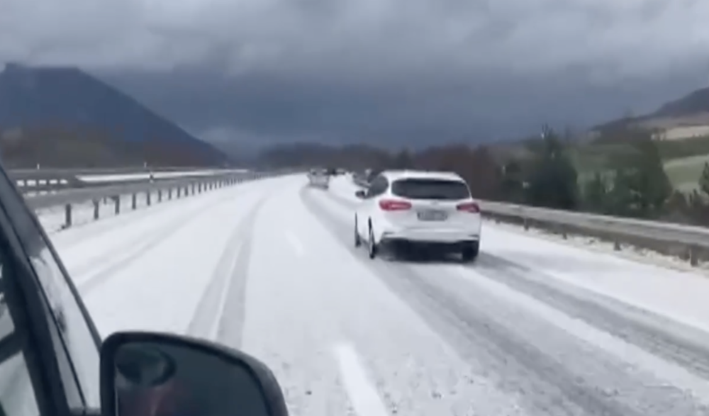 Una granizada sorprende a los conductores de la A-21 en Izco