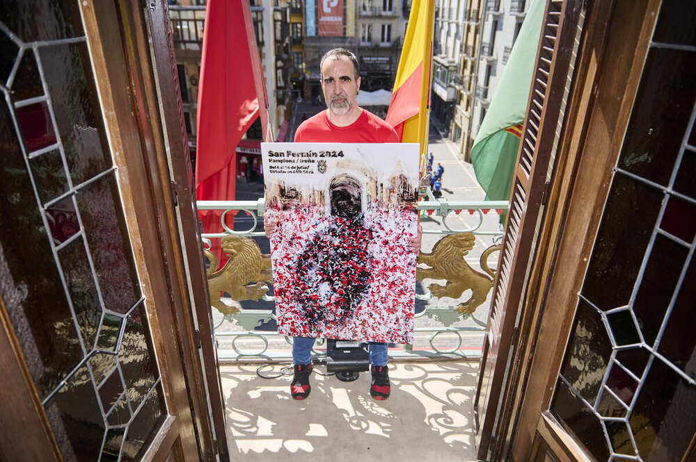 Ángel Blanco posa con su obra 'Gaiteros'