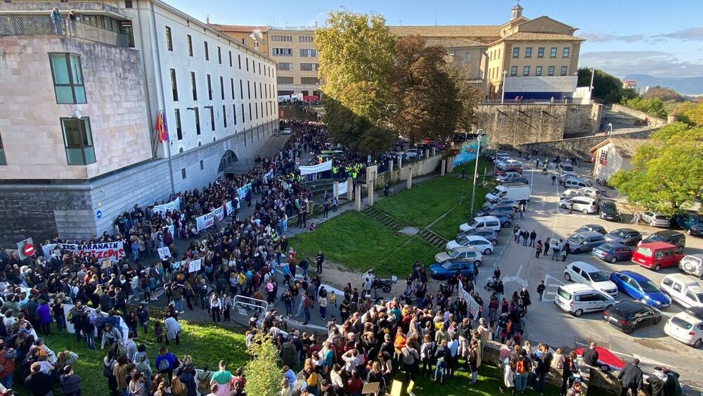 El profesorado rodea al departamento de Educación