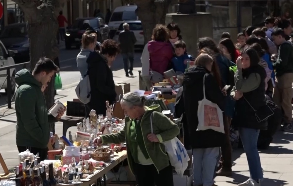 Un 'Txaparrón Solidario' inunda Tafalla