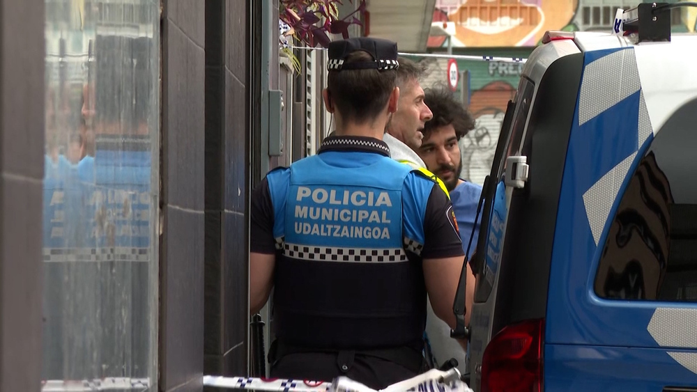 Momento en el que el detenido entra a la bajera con la policía