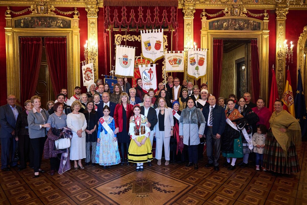 Las Casas Regionales desfilan en la 35 Semana Cultural