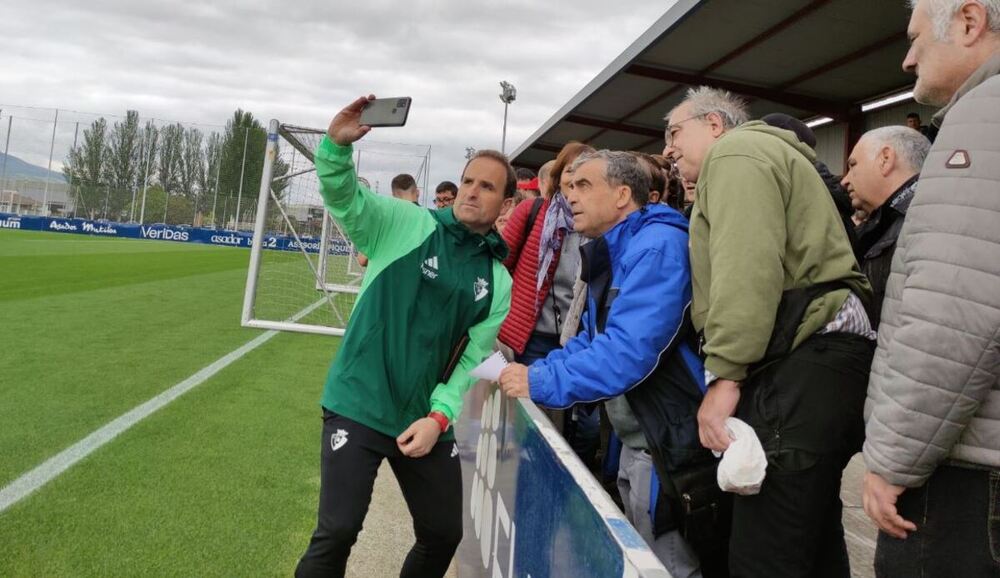 Arrasate se saca fotos con la afición en Tajonar